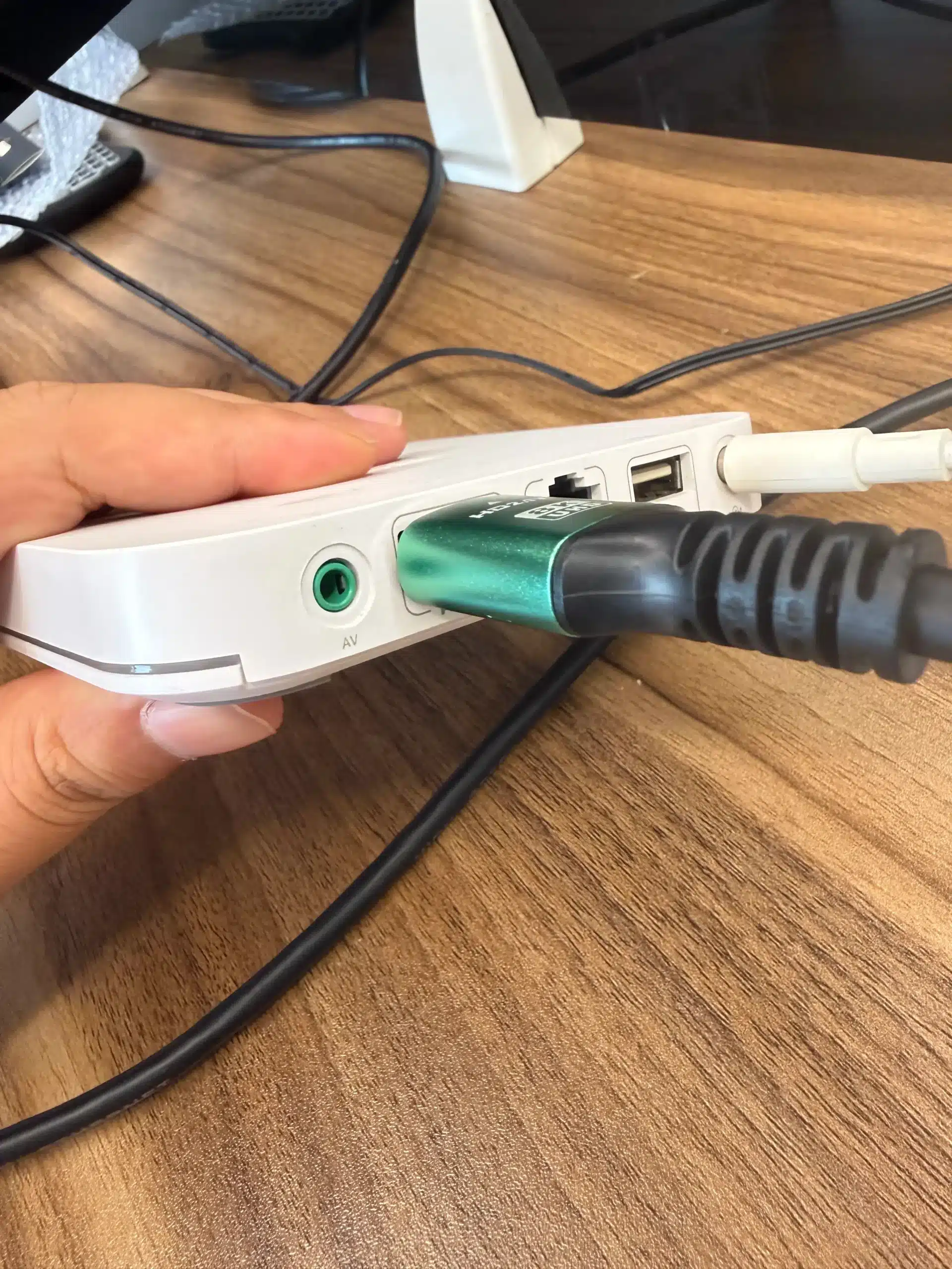 將 HDMI 傳輸線插入安博電視盒背面的 HDMI 連接埠
