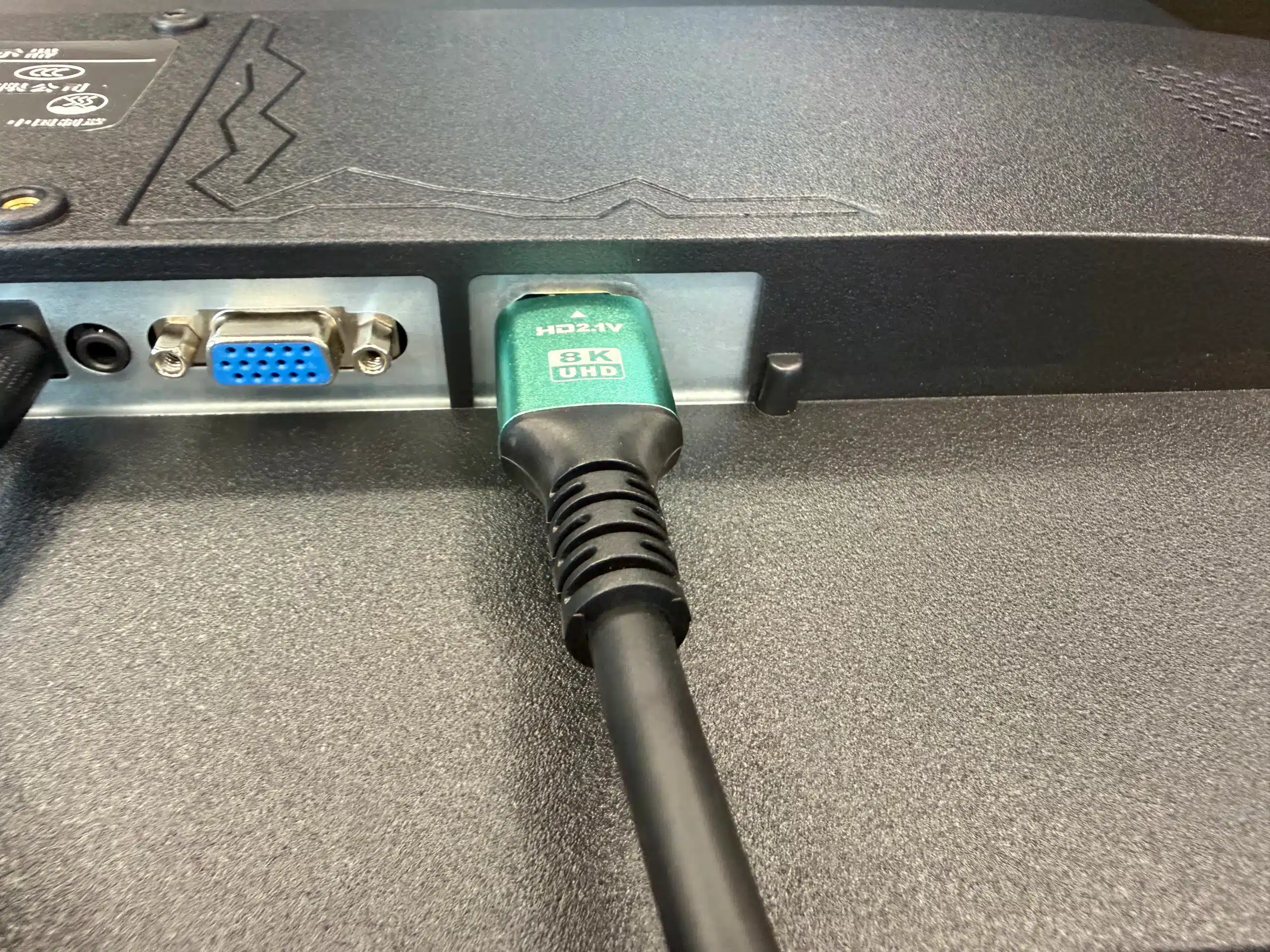 將 HDMI 傳輸線插入電視的 HDMI 連接埠