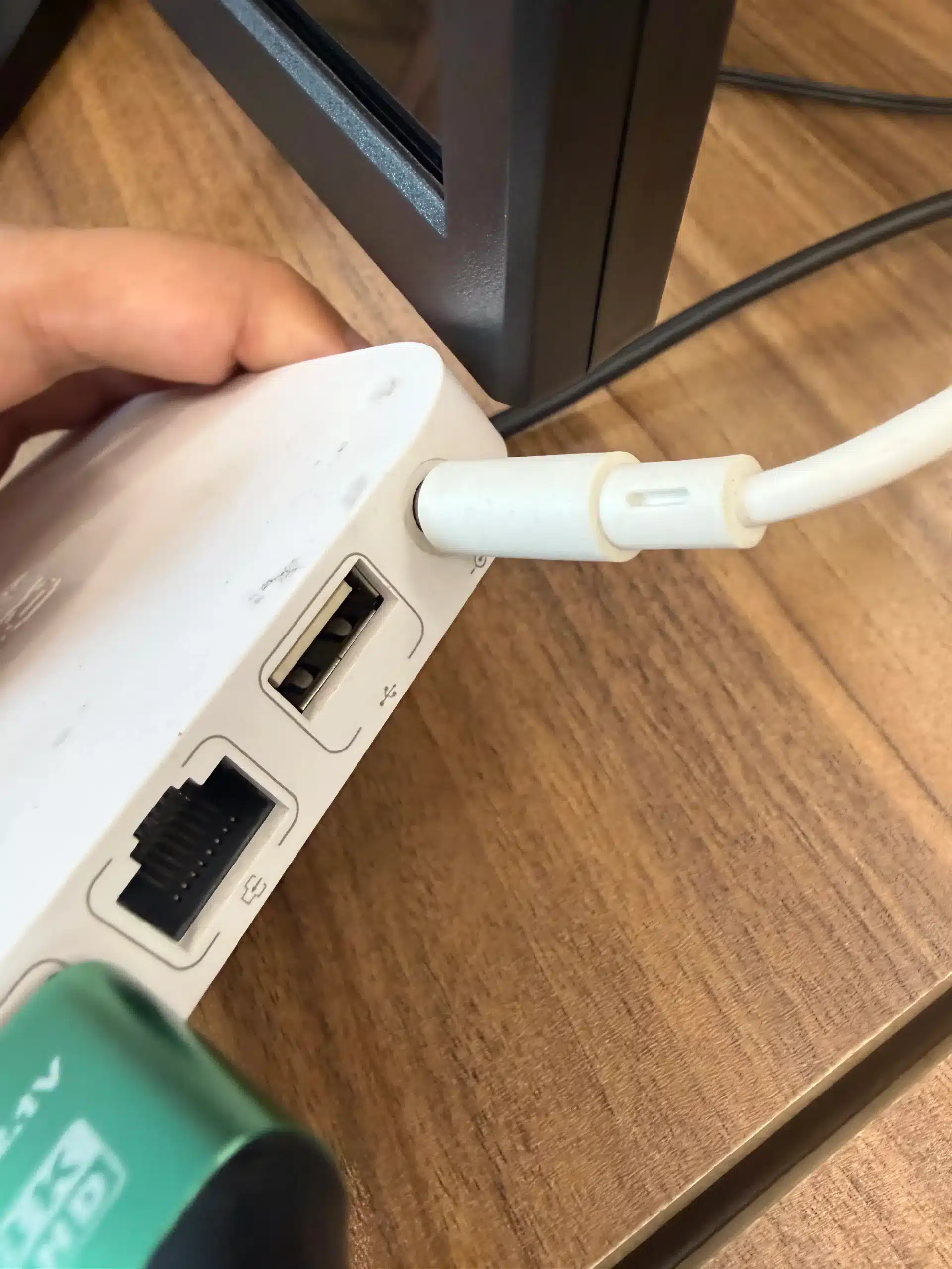 插入安博電視盒的電源線