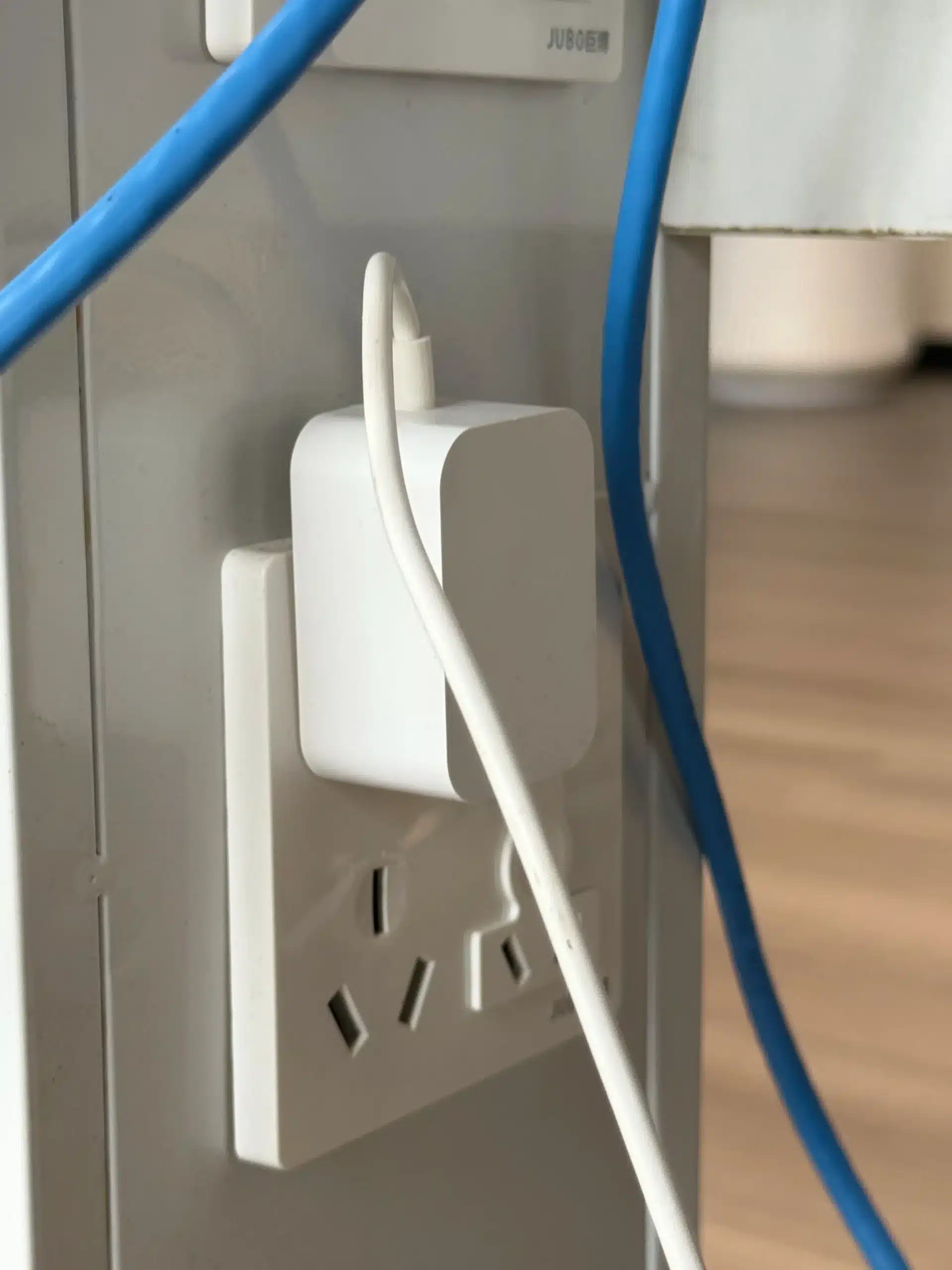 將安博電視盒的電源線插入插座